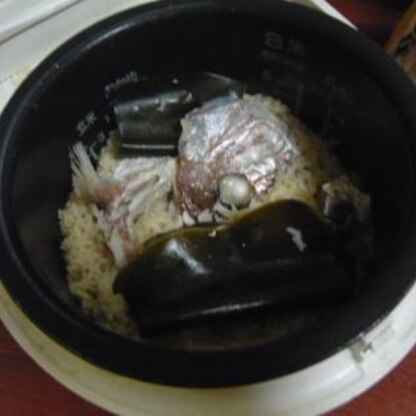 鯛のアラが安かったので鯛めしを初めて作ってみようと、参考にさせてもらいました！炊飯器で簡単に出来るんですね～～～。アラでも鯛の味でとっても豪華になりました☆